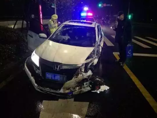 今天凌晨，杭州一對環(huán)衛(wèi)工夫婦被車撞進(jìn)錢塘江