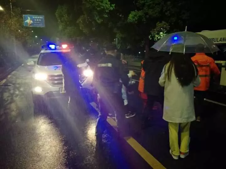 今天凌晨，杭州一對環(huán)衛(wèi)工夫婦被車撞進(jìn)錢塘江