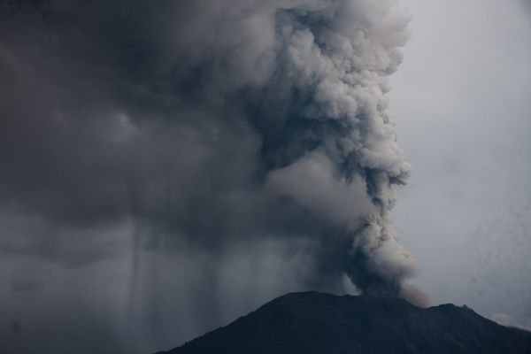 這是11月28日在印度尼西亞巴厘島拍攝的噴發(fā)火山灰的阿貢火山。新華社發(fā)