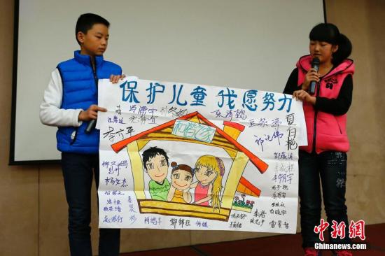 12月4日，由全國婦聯(lián)和聯(lián)合國兒童基金會(huì)在北京共同舉辦了“共同行動(dòng)——停止對(duì)兒童暴力，促進(jìn)兒童保護(hù)”的主題宣傳活動(dòng)。圖為活動(dòng)兒童代表以繪畫的形式說出他們的心聲。<a target='_blank'  _fcksavedurl='http://www.chinanews.com/'>中新社</a>發(fā) 富田 攝