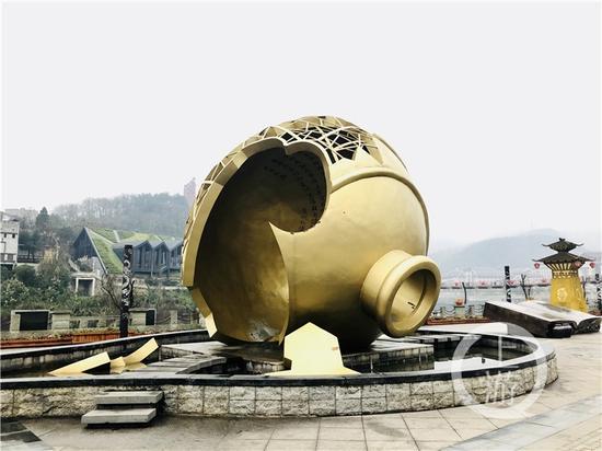 △茅臺鎮(zhèn)1915廣場著名的“壇碎”雕塑。