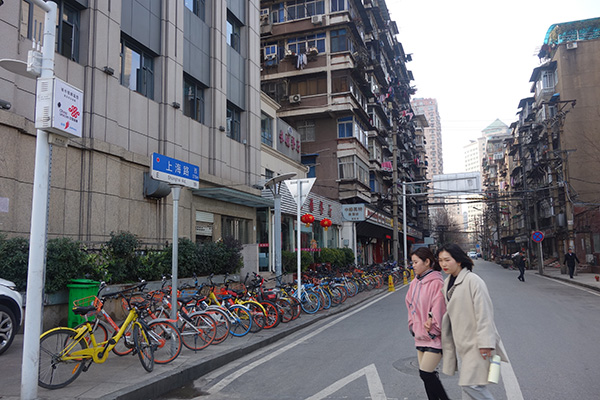 上海路的兩邊，大多是一些老房子。