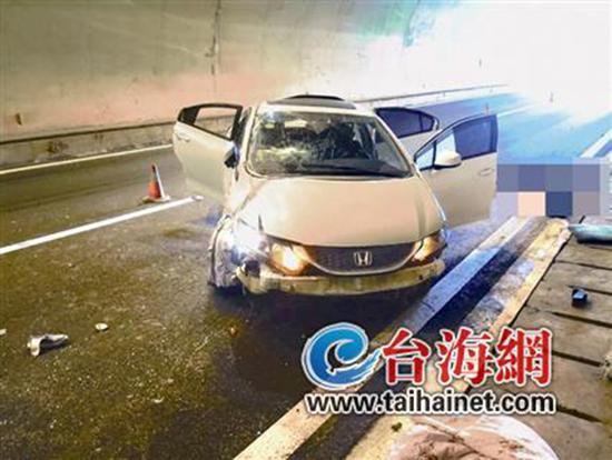 小車(chē)在龍巖高速隧道內(nèi)翻車(chē)，擋風(fēng)玻璃脫落。 臺(tái)海網(wǎng) 圖