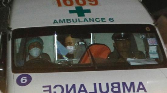 救護(hù)車帶著被救少年離開。（圖：EPA）