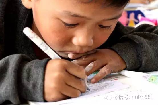 小手黑黑的，像是很少洗