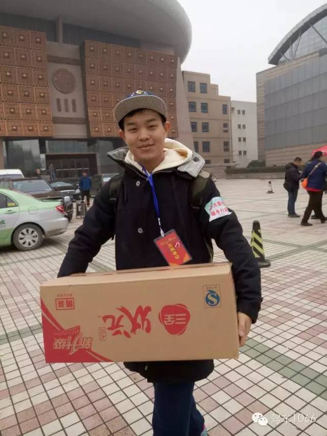 河南電臺1066主持人小澤，搬送愛心餃子。