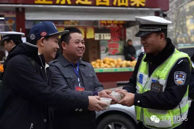 新華社攝影記者李博，也隨我們1066小分隊(duì)一路同行他也為我們記錄下了一幕幕溫暖的瞬間。
