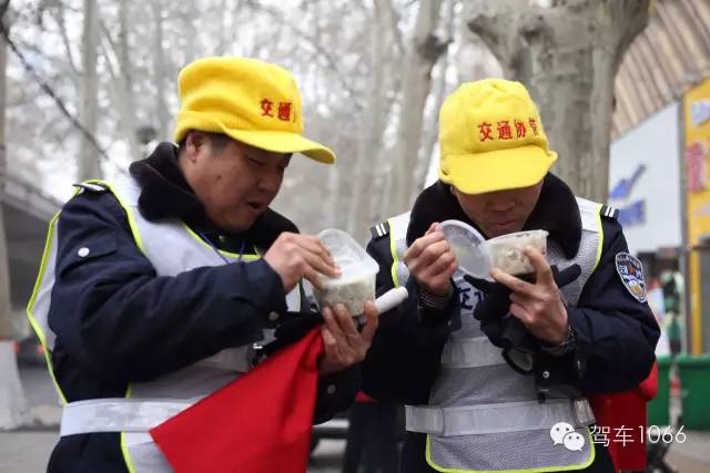 1066小分隊(duì)和志愿者來到金水路文化路，給這里執(zhí)勤的交警和協(xié)管送去暖心餃子。