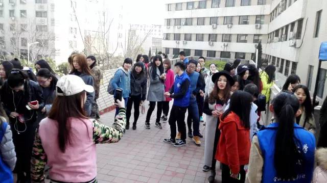 還沒開始時大家已經(jīng)開始有序排隊了，棒棒噠！