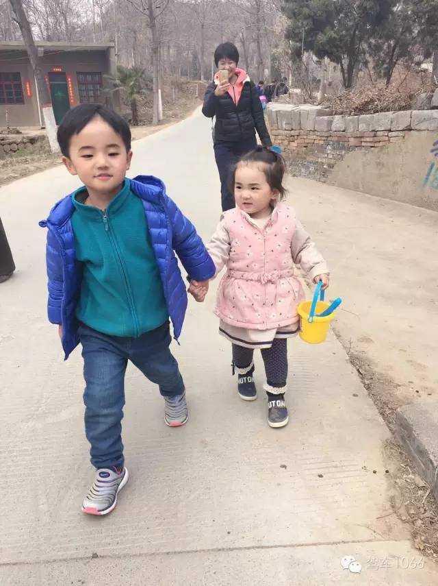 哥哥帶著妹妹跑著去植樹！