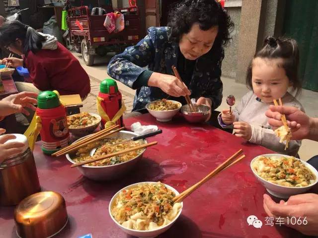 據(jù)說手搟面和柴雞蛋更配哦！