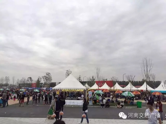 雖然天空已經(jīng)烏云密布，但大家的熱情絲毫不減！