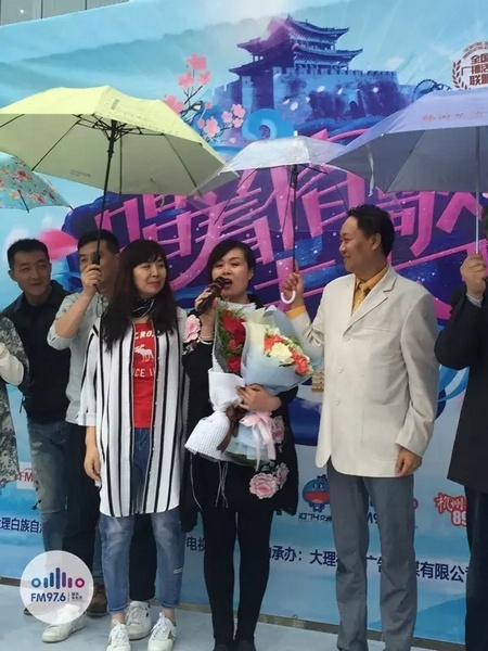 海波瞞著妻子，請來妻子的家人，耿梅驚喜感動，喜極而泣~