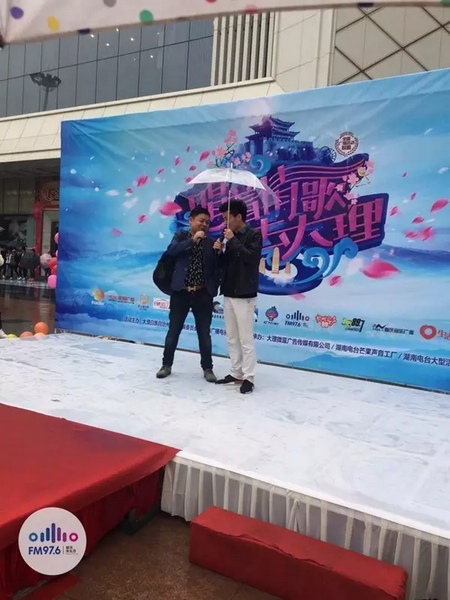 這位男士向遠在家鄉(xiāng)的妻子隔空表白，勇氣真是大大的，您對妻子的愛，已經(jīng)超越萬水千山。