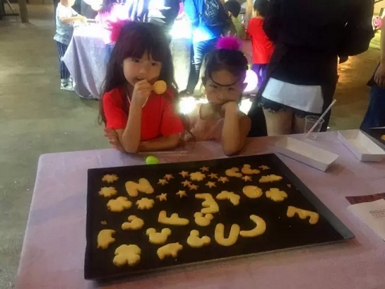 烤制好的餅干，發(fā)揮想象力，畫上美麗的圖案