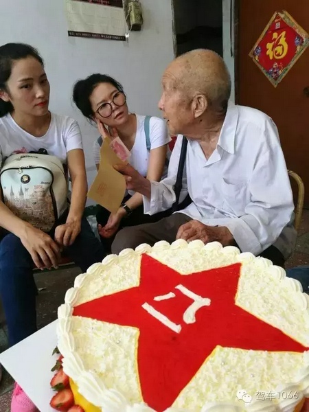 二姐們認(rèn)真聽老兵講抗戰(zhàn)的故事，老人年事已高，記憶都是轟炸！轟炸！轟炸！