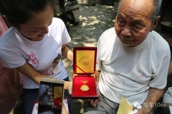 老兵聽不到我們在說什么，今年98了。