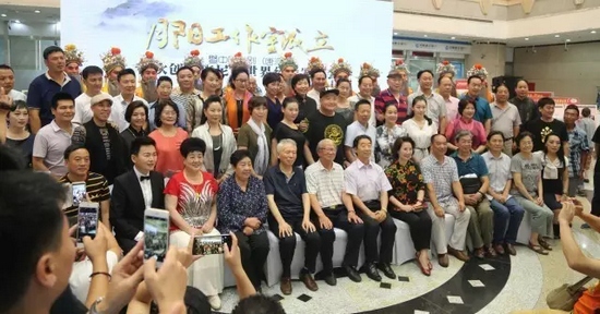 諸多藝術(shù)家和社會(huì)各界人士以及唐派弟子、戲迷到場(chǎng)祝賀