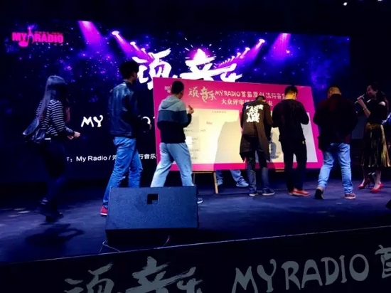 精彩的演唱后聽眾評審團上臺進(jìn)行投票
