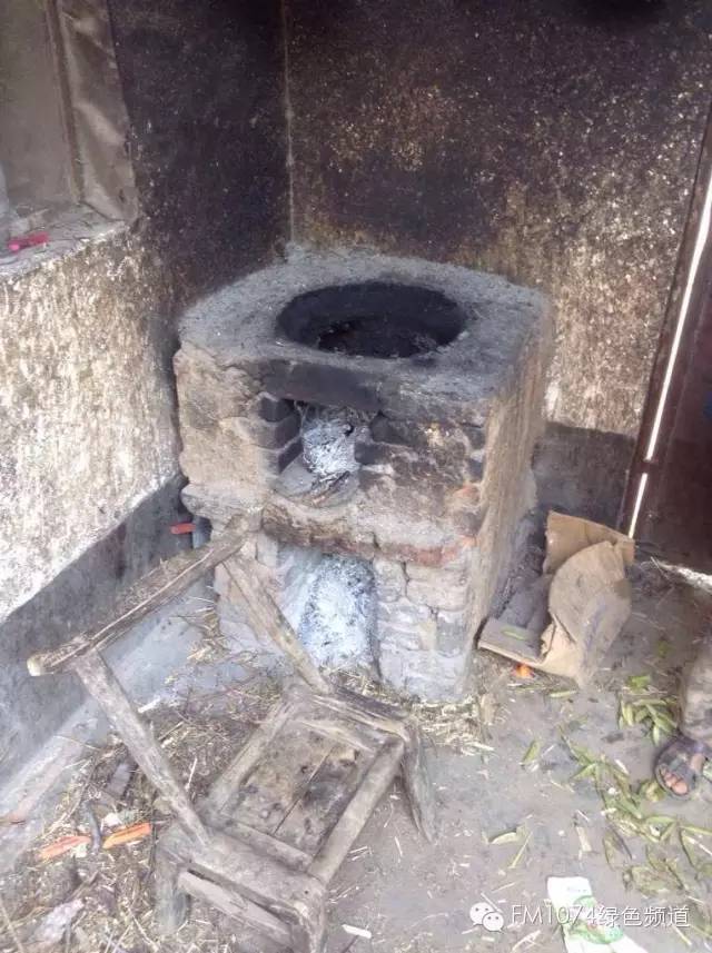 走訪另一個貧困家庭，進(jìn)去之后才知道什么是真正的一貧如洗、家徒四壁。