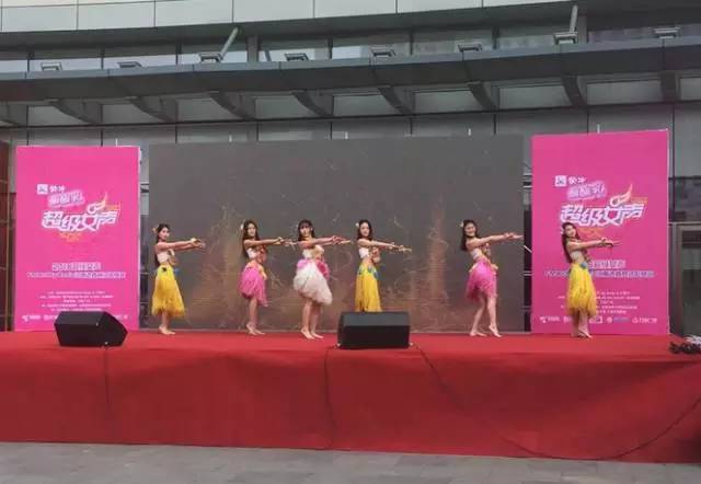 伴隨著舞蹈演員們的開場，比賽在上午10點(diǎn)半正式拉開序幕
