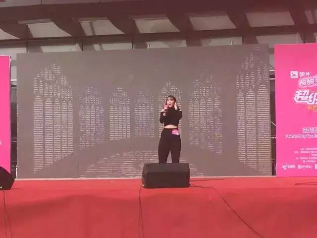 這pose一看就是在飆高音，猜猜看她唱的是哪首歌？