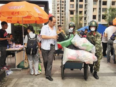 9月8日，天津濱海海港城小區(qū)，武警幫助居民搬東西。