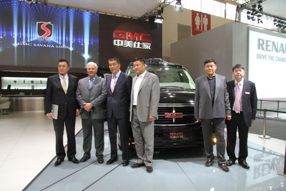 北京國際車展上，全新GMC S系列頂級商務車在亞太區(qū)首發(fā)。圖為企業(yè)領導與新車合影。
