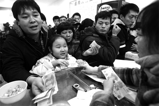 1月30日，李剛小面館收銀臺(tái)前，更多的市民大量買走“面卡”帶回家去