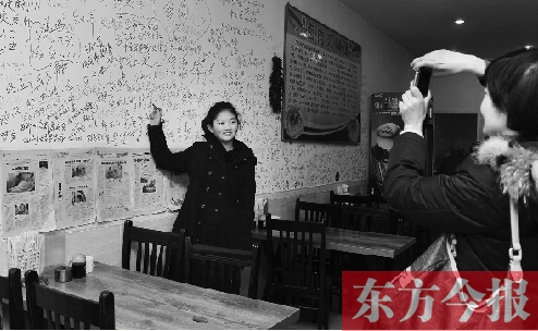 東方今報“一碗面的溫暖”還在延續(xù)，媒體和愛心人士的吃面接力熱情不減。