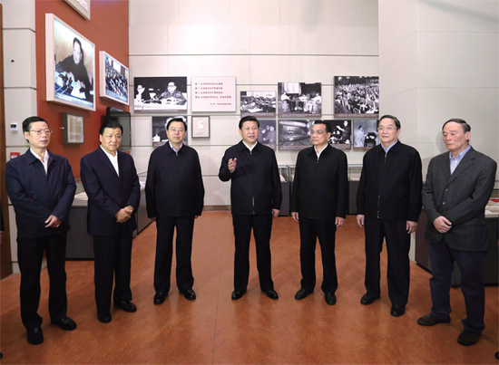 年11月29日，新一屆中共中央政治局常委到國家博物館參觀《復(fù)興之路》展覽時(shí)
