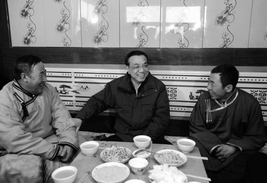 今年2月4日，李克強(qiáng)來到內(nèi)蒙古興安視察，與村民們拉家常