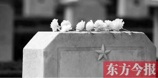 清明假期里，各界人士來到鄭州烈士陵園，緬懷先烈。一座無名烈士的墓碑上，擺放著人們帶來的白花