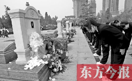清明節(jié)，鄭州烈士陵園。學(xué)生在吉鴻昌烈士墓前鞠躬致禮