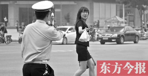 一名女子闖紅燈，并且躲避交警的處罰