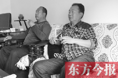 吳四輩和張年學在家聊天，談論啥時候能去上班
