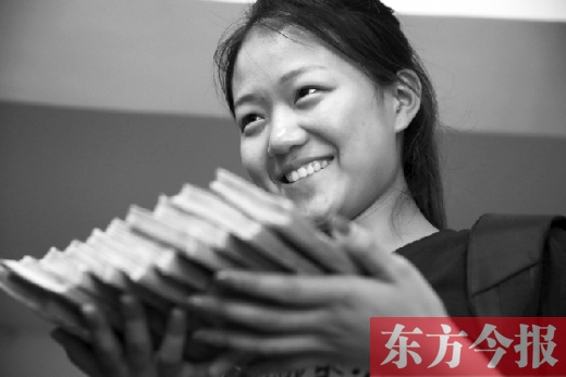 昨天，大一女生周文靜把10萬元現(xiàn)金還給了失主