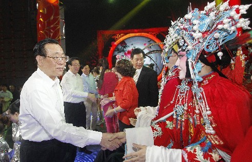 頒獎(jiǎng)晚會(huì)結(jié)束后，王剛（左一）、郭庚茂（左二）、謝伏瞻（左三）上臺(tái)和演職人員握手