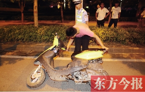 7月9日夜，鄭東新區(qū)街頭，鄭州市交巡警六大隊民警查住一輛“炸街”摩托車