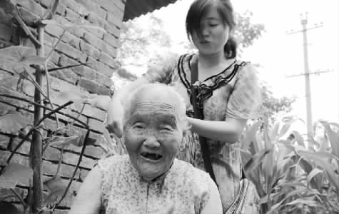焦作市溫縣黃莊鎮(zhèn)南韓村的王吉氏老人，如今已是115歲高齡　