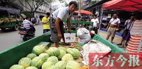 因?yàn)橐估锼?，?lái)鄭州賣瓜的開(kāi)封瓜農(nóng)姚老漢不但丟錢還丟瓜