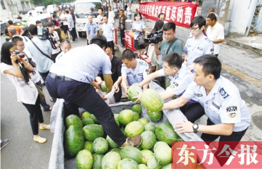 過秤開始，鄭州管城區(qū)城市管理執(zhí)法局等五局委共買了96500斤西瓜