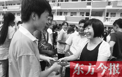 7月23日，晨鐘教育集團(tuán)黨委書(shū)記張玲為支教大學(xué)生頒發(fā)證書(shū)