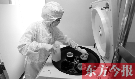 鄭州一專門儲存臍帶血的機構(gòu)，專業(yè)人員正在把臍帶血存放在儲藏箱里