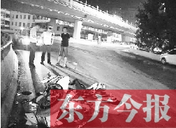 昨日凌晨3時，鄭州市區(qū)河醫(yī)立交橋下，交警在勘察現(xiàn)場