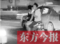 盡管剛剛發(fā)生摩托車車禍，現(xiàn)場很快又現(xiàn)載人摩托車疾馳