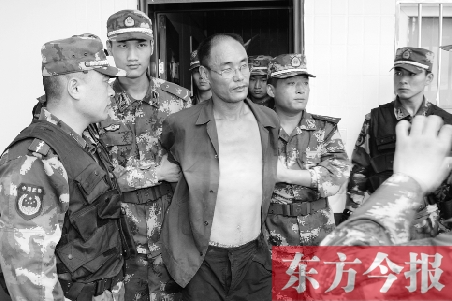 7月27日13時(shí)50分許，駐馬店市西平縣的“7·25”連環(huán)殺人案犯罪嫌疑人丁金華（左三）在禹州落網(wǎng)