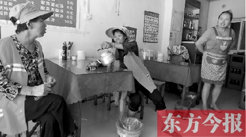 7月30日下午，鄭州市建設(shè)路一家面館老板毋女士，給兩位環(huán)衛(wèi)工端水解暑