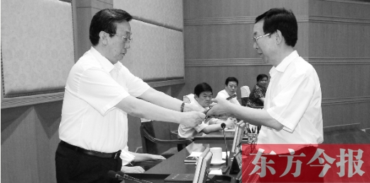 省人大常委會主任郭庚茂向有關(guān)被任命人員頒發(fā)了任命書。圖為新任省發(fā)改委主任孫廷喜在接受任命書