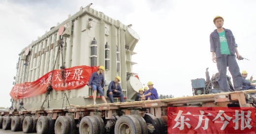 天降大雨，加大了行走的難度，工人們用支桿頂起沿途的電纜